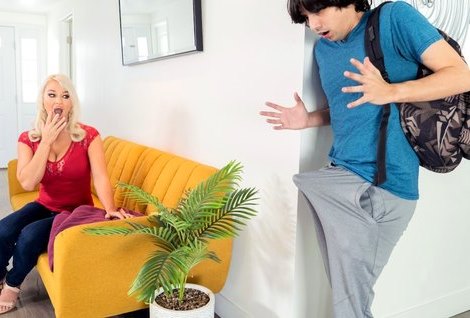 Добрая мачеха помогла приятным способом угомонить стояк в штанах своего пасынка.