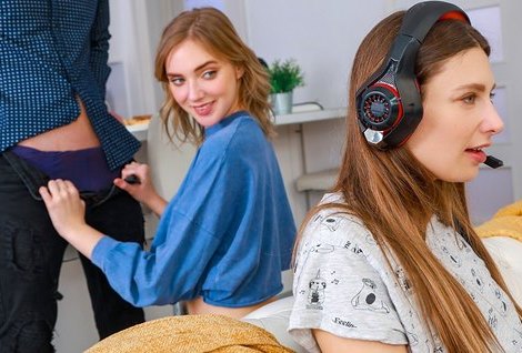 Пока девушка шпиляла плейстейшен, ее младшая сестра чпокалась с ее парнем у нее за спиной.