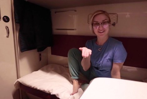 Пассажирка поезда Москва-Санкт-Петербург, не отказала соседу по купе, на его предложение потрогать его член.