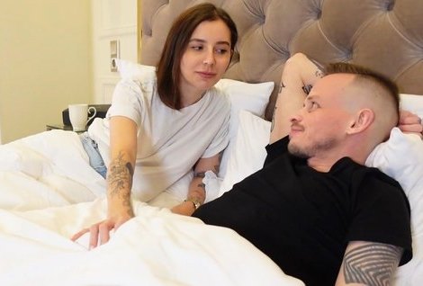 Приехала на отдых со своим парнем, а трахаться пошла в номер к его младшему брату.