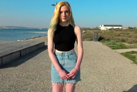 Белокурая француженка только с виду такая скромная, а на деле - обе дырки позволяет разорвать в клочья.