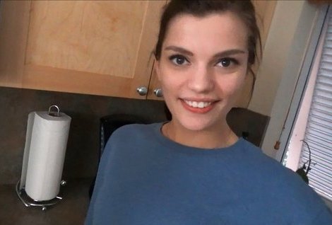 Кареглазая краля первая проявила инициативу в спальне своего сводного брата.