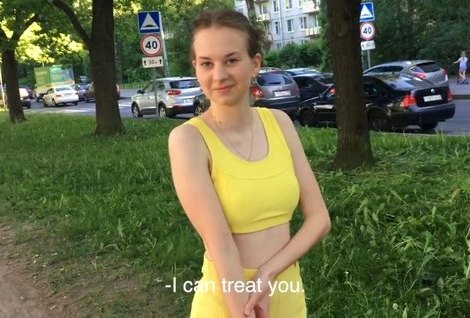 А с виду и не скажешь, что эта фитоняшка-скромняжка, снимает свое собственное порно.