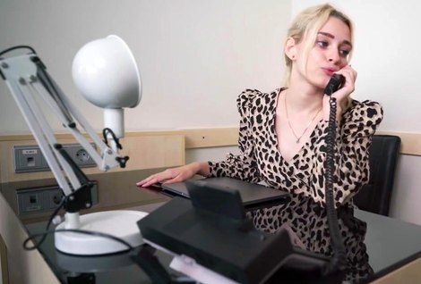 Русская секретарша который любит всего три вещи: пить кофе, сосать член и трахаться в жопу.