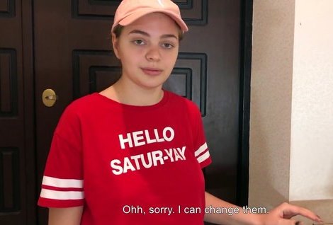 Девушка-курьер с широкими бедрами, ртом загладила вину перед клиентом.