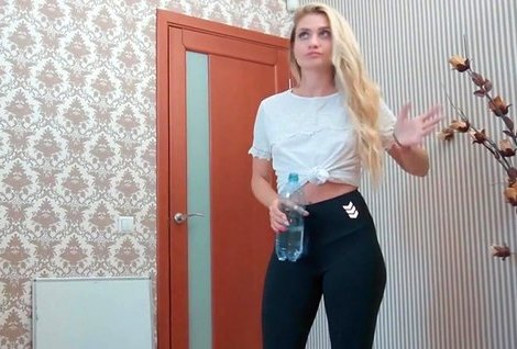 Мокрая мачеха после треньки, сразу поспешила в комнату к любимому пасынку Майклу.