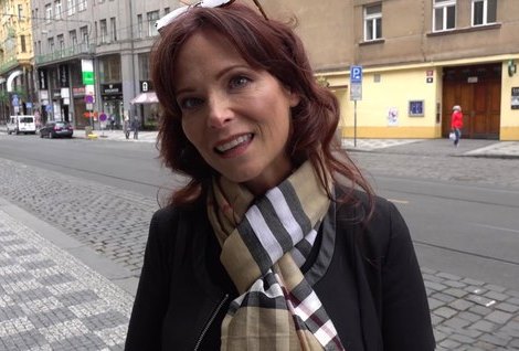 Выгуливая свою новую камеру на пражских улицах, чуваку повезло встретить известную американскую порно звезду и уговорить ее за деньги перепихнутся с ним.