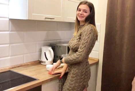 Марислава угостила соседа чаем с сахаром и заодно похвасталась своей подкачанной попой.