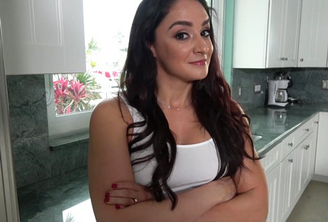 Мачеха собственными глазами увидела, чем в свободное время занимается ее пасынок.