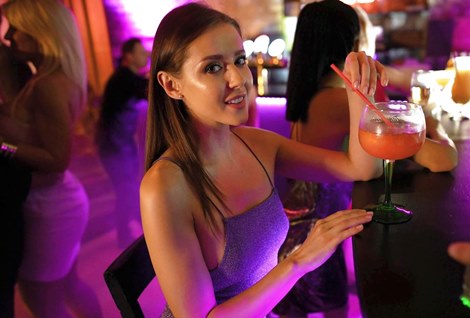 После ночного клуба состоялся секс на первом свидании.