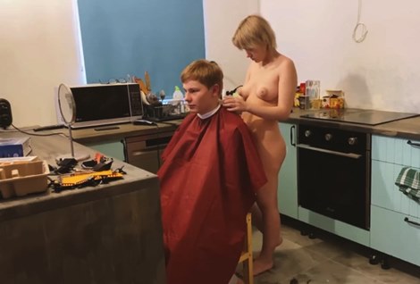 Девушка-парикмахер забыла свой рабочий фартух, пришлось работать голой.