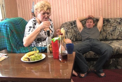 Сосед зашел в гости к своей зрелой подруге, отметить прошедший праздник.