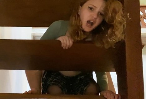 В связи с тем, что молодая красавица застряла в лестнице, произошел пятиминутный секс.