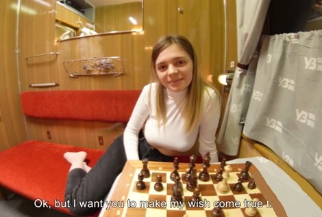 Девушка из соседнего купе вагона, согласилась поиграть с незнакомцем в шахматы, на желание.