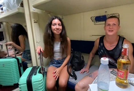 Кэти посчастливилось путешествовать в одном купе с двумя парнями.