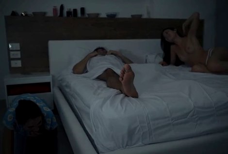 Разлучница в пижаме полезла в трусы к спящему мужу своей лучшей подружки.