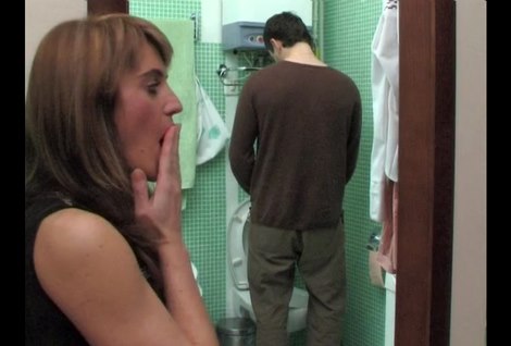 Русская барышня назойливо домогается своего брата в туалете.